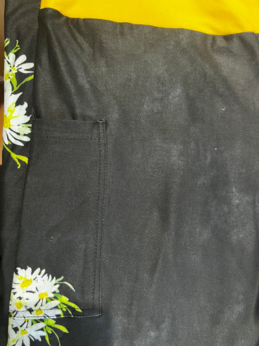 Daisy w/ Yellow Band Pocket Capris