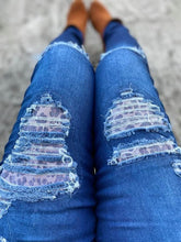 Load image into Gallery viewer, DISTRESSED STRETCH PATCH DENIM