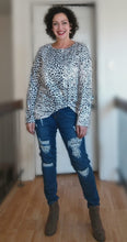 Load image into Gallery viewer, DISTRESSED STRETCH PATCH DENIM